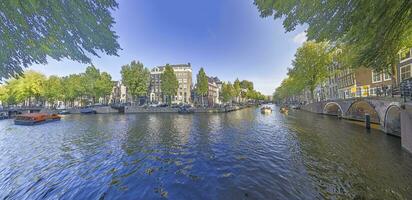 visie over- een typisch kanaal in de Nederlands metropolis Amsterdam in zomer 2023 foto