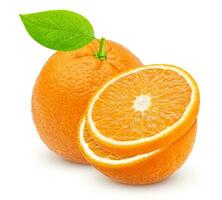 een geheel oranje fruit en voor de helft geïsoleerd Aan wit foto
