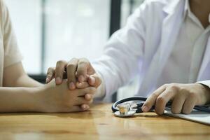 soort dokter aanbieden een liefhebbend gebaar naar een ziek persoon gedurende een Gezondheid crisis. foto