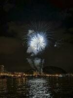 kleurrijk vuurwerk in de nacht lucht Aan de kust van Alicante Spanje foto