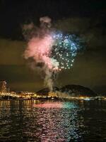 kleurrijk vuurwerk in de nacht lucht Aan de kust van Alicante Spanje foto