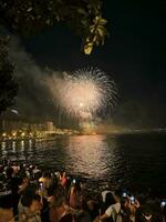 kleurrijk vuurwerk in de nacht lucht Aan de kust van Alicante Spanje foto