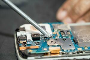 repareren en upgraden circuit moederbord van notebook, elektronica, computer hardware en technologie concept. foto