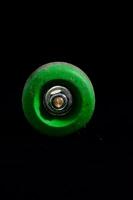 een groen skateboard wiel Aan een zwart achtergrond foto