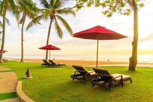 paraplu met stoel met zee strand achtergrond en zonsopgang in de ochtend