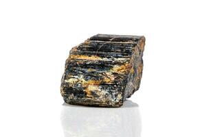 macro mineraal steen sherle, schorl, zwart toermalijn Aan wit achtergrond foto
