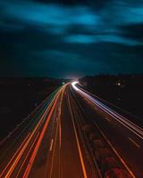 lichtsporen op snelweg foto