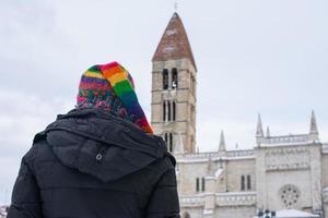 vrouw overweegt een middeleeuwse kerk in de winter foto