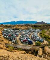 een parkeren veel vol van rommel auto's in de woestijn foto