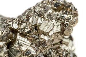 macro mineraal steen pyriet goud Aan wit achtergrond foto