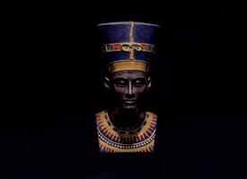 een Egyptische buste met een blauw hoofdtooi foto