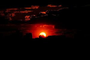herfst rood zonsondergang met een Purper lucht foto