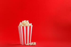 glas met popcorn Aan een rood achtergrond foto