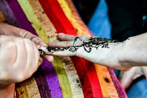 een persoon krijgen henna- getatoeëerd Aan hun hand- foto