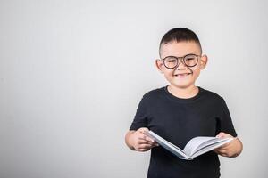 grappige jongen die een boek leest foto