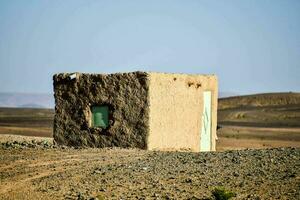 een klein gebouw in de woestijn foto