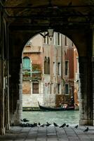 een visie van een kanaal en een gondel in Venetië foto