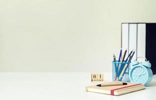 schoolboeken op het bureau thuis foto