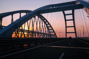 Crimea-brug over de Straat van Kerch bij de avondzonsondergang