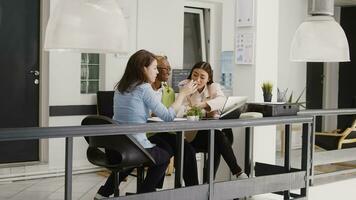 multi-etnisch groep van medewerkers bespreken nieuw strategie voor bedrijf ontwikkeling in coworking ruimte. professioneel Dames denken over zakelijke investering naar toenemen winst in kantoor. foto