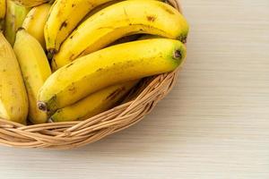 verse gele bananen in mand foto