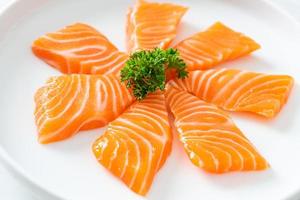 verse zalm rauwe sashimi op bord foto