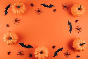 Halloween-decoraties op de oranje achtergrond. foto