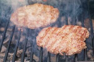 twee vlees schnitzels zijn gegrild. voedsel voorbereiding werkwijze. schnitzels voor een hamburger. foto