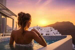 achterzijde visie van jong vrouw ontspannende in oneindigheid zwemmen zwembad Bij zonsondergang, luxe reizen Santorini vakantie vrouw achterzijde visie zwemmen in hotel jacuzzi zwembad aan het kijken de zonsondergang, ai gegenereerd foto