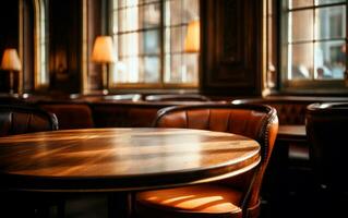 klassiek houten tafel van knus restaurant. ruimte voor Product. elegant en selecteer restaurant tafel. foto