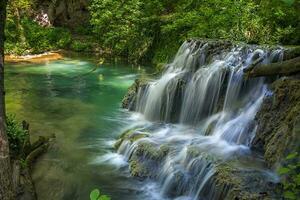 cascade watervallen. krushuna valt in bulgarije in de buurt de dorp van krushuna, letnitsa. foto