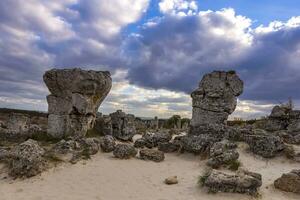 pobiti kamani - natuurlijk rots formaties in varna provincie, bulgarije . staand stenen. foto