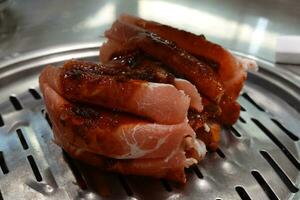 rauw rundvlees en varkensvlees plak Aan traliewerk voor barbecue of Korea stijl foto