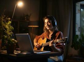 jong vrouw nemen les aan het leren gitaar van online Cursus Aan laptop in haar huis, digitaal aan het leren concept, ai gegenereerd foto