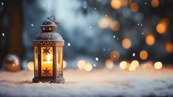 Kerstmis lantaarn licht Aan sneeuw achtergrond met bokeh in avond scène, ai gegenereerd foto