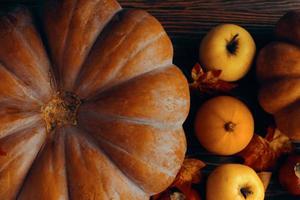 een bos pompoenen en appels foto