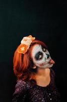 een jonge vrouw in de dag van de doden masker schedel gezichtskunst