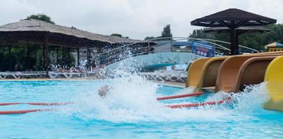 kleurrijke plastic glijbanen in aquapark foto