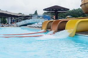 kleurrijke plastic glijbanen in aquapark foto