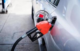 benzine in auto bij tankstation pompen