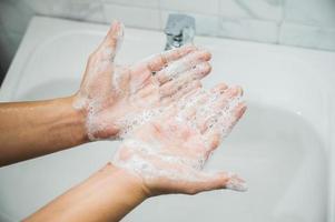 close-up mannelijke handen handen wassen met zeep.