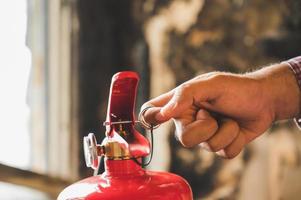 close-up hand brandweerman met brandblusser foto