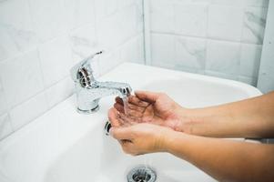 close-up mannelijke handen handen wassen met zeep.