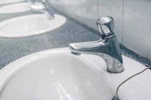 openbaar toilet en badkamer interieur met wastafel en toiletruimte. foto