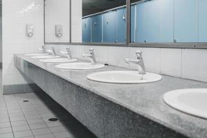 openbaar toilet en badkamer interieur met wastafel en toiletruimte. foto