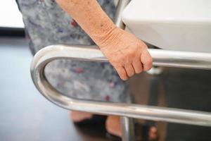 Aziatische senior vrouw patiënt gebruik toilet badkamer handvat beveiliging