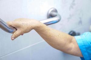 Aziatische senior vrouw patiënt gebruik toilet badkamer handvat beveiliging