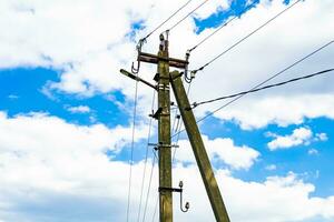 macht elektrische paal met lijndraad op gekleurde achtergrond close-up foto