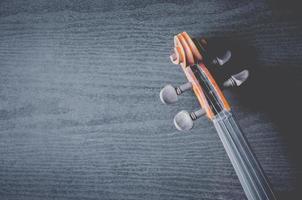 de viool op tafel, klassiek muziekinstrument dat in het orkest wordt gebruikt. foto