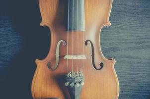 de viool op tafel, klassiek muziekinstrument dat in het orkest wordt gebruikt. foto